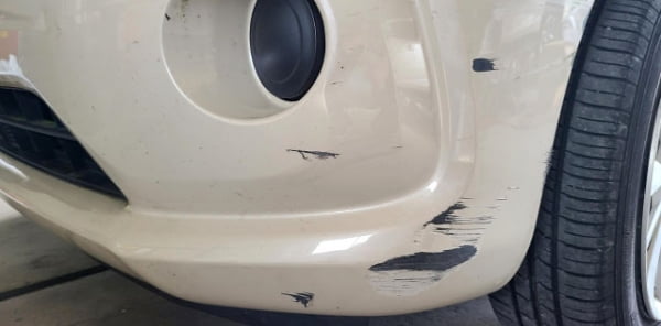 バンパー傷がある車の写真