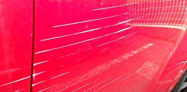 ボディー傷がある車の写真