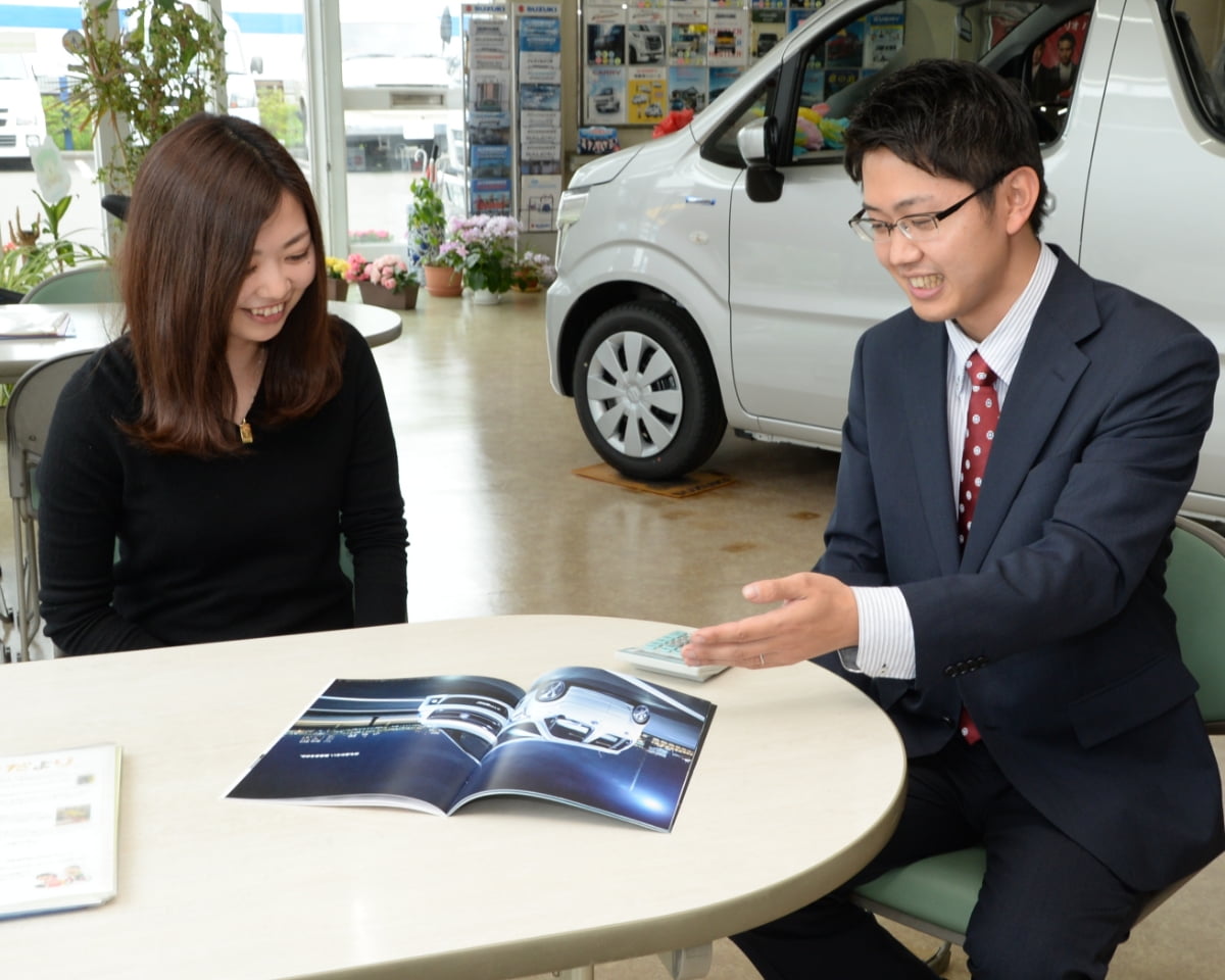 お客様に保険の説明をしている写真