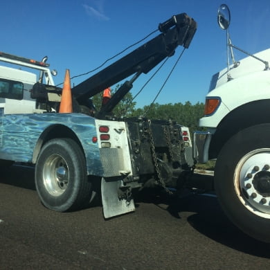車をレッカーしている写真