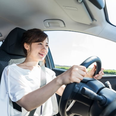 レンタカーに乗る女性の写真