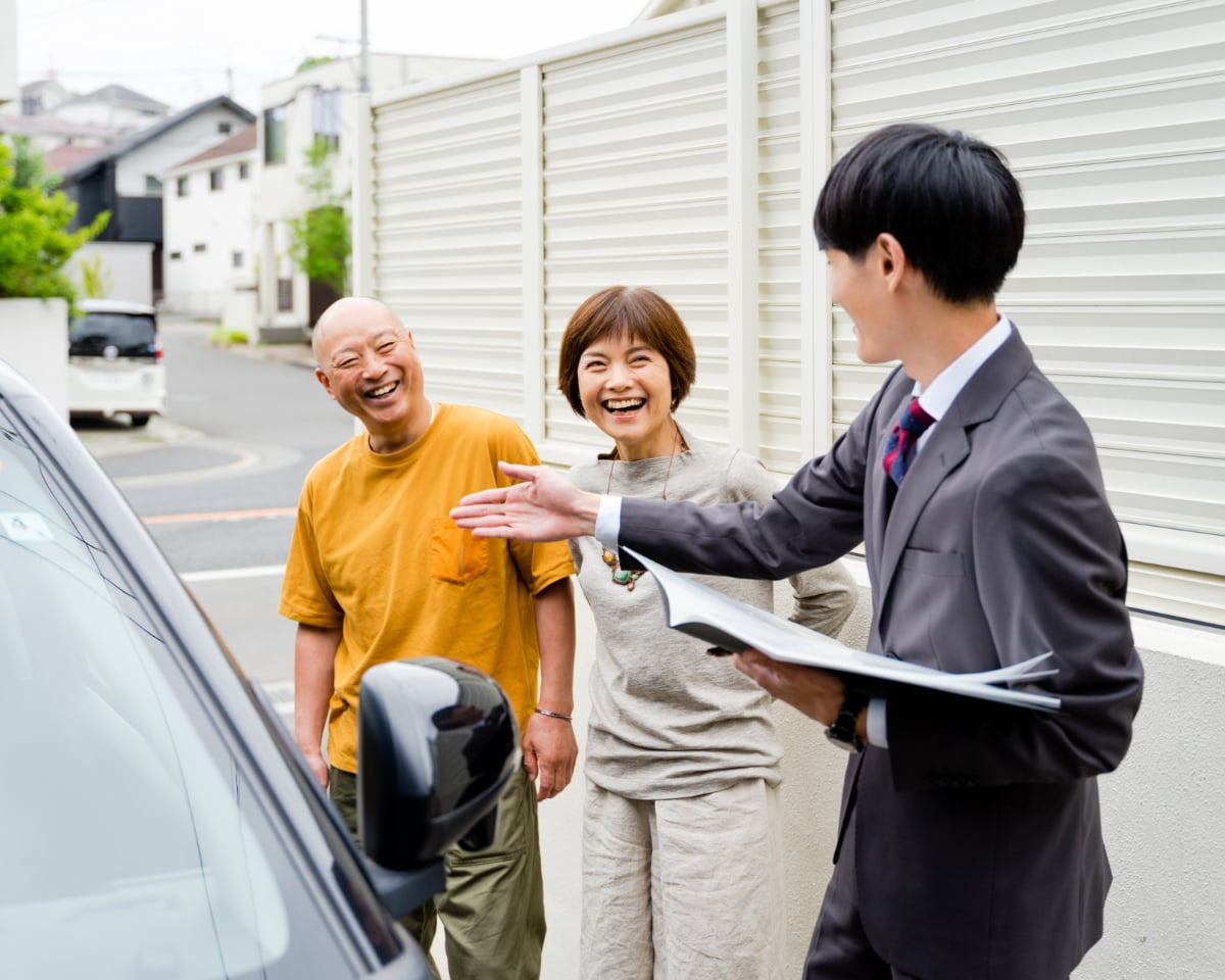 お客さんに実際の車を説明している写真