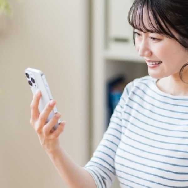 スマートフォンでお問い合わせしている写真