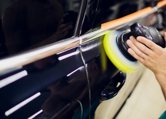 車のコーティングをしている写真