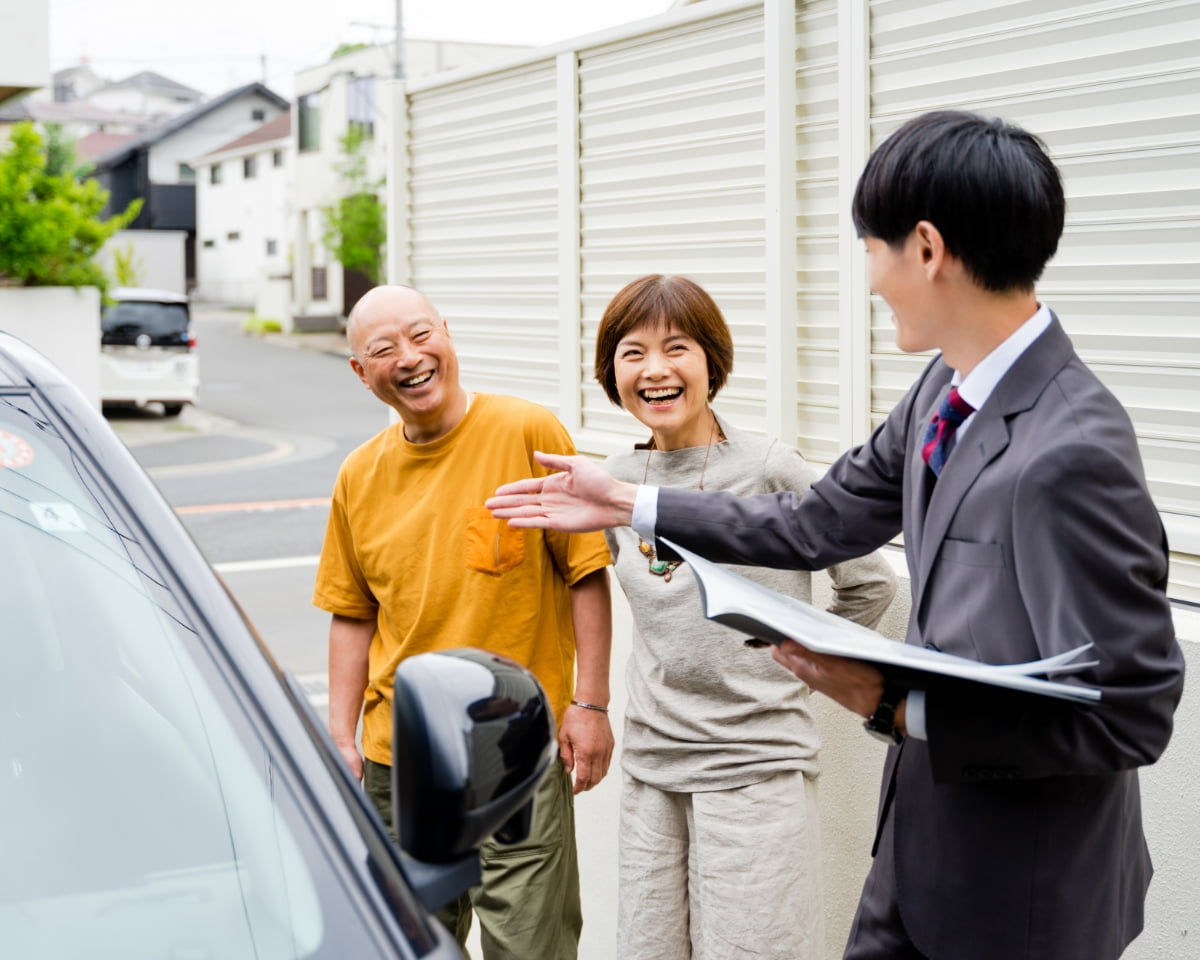 お客さんに実際の車を説明している写真
