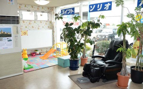 明るいキッズスペースとマッサージチェアもご用意